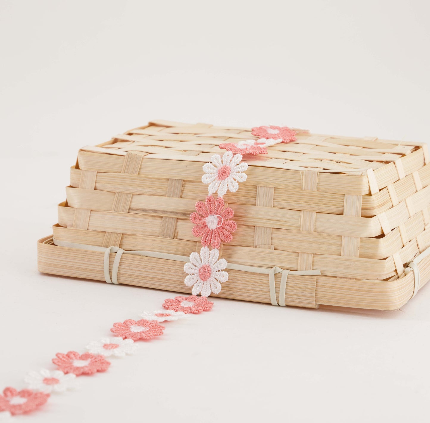 Daisy Lace Trim (SOLD PER METER)