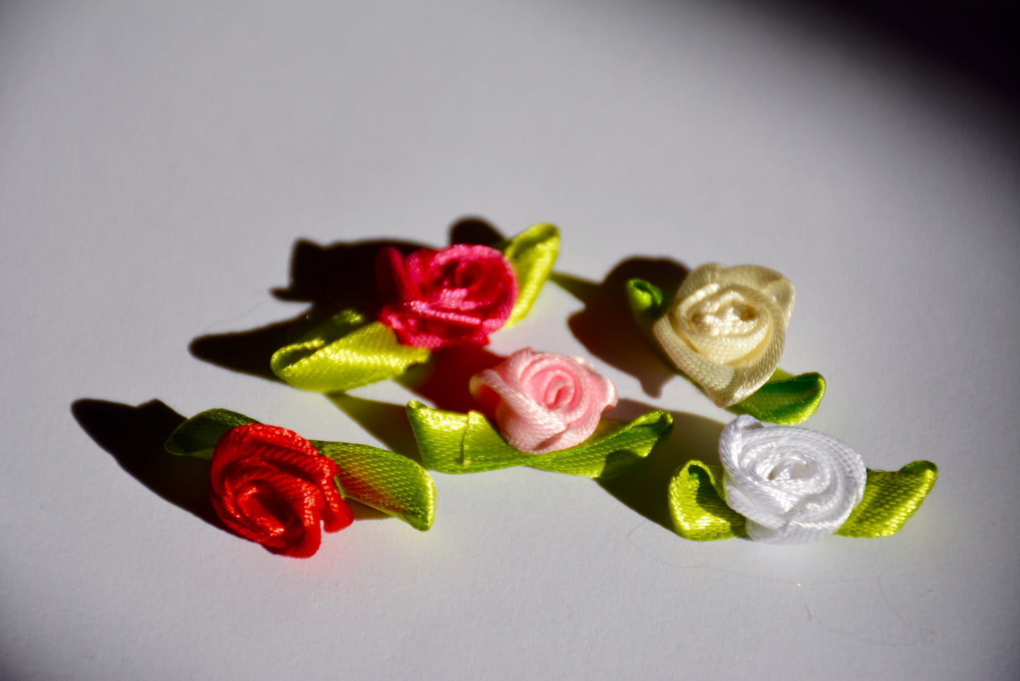 Satin Ribbon Rose Bud with Leaf ( Rosetta's) (+- 30mm )